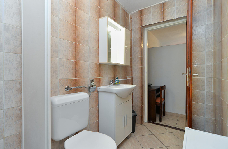 Bathroom 2, Apartment 938, Labin
