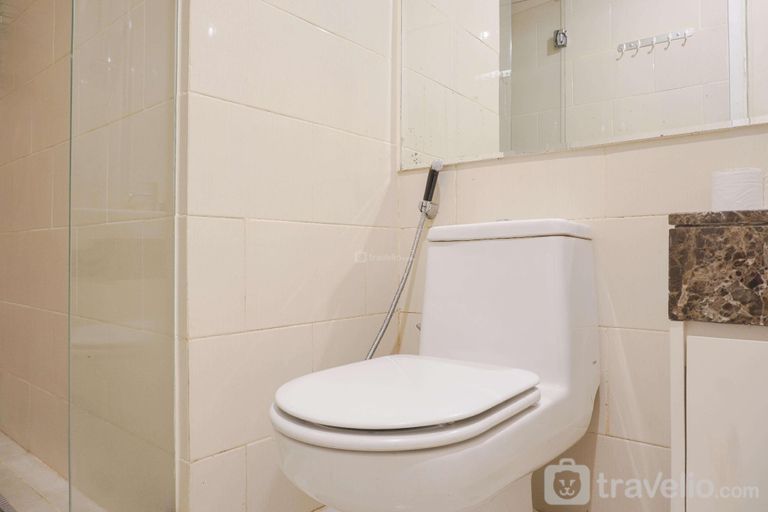 Bathroom, Comfortable 3BR Casa Grande Residence By Travelio, South Jakarta