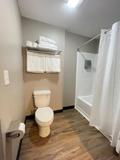 Bathroom 3, Four Seasons Inn, Gallia
