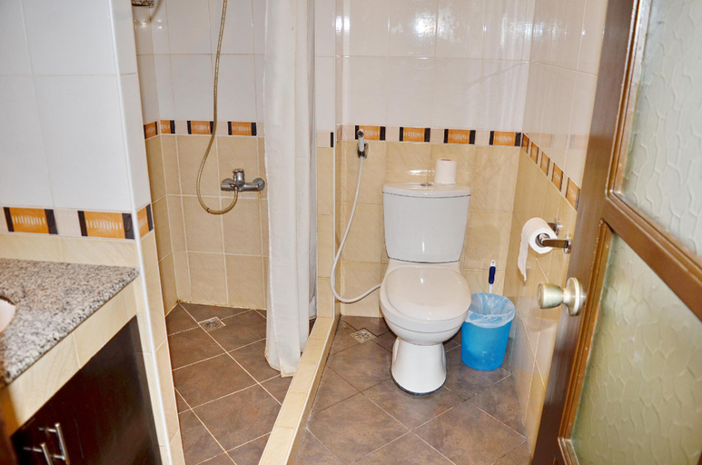 Bathroom 2, Sandals Inn, Malay