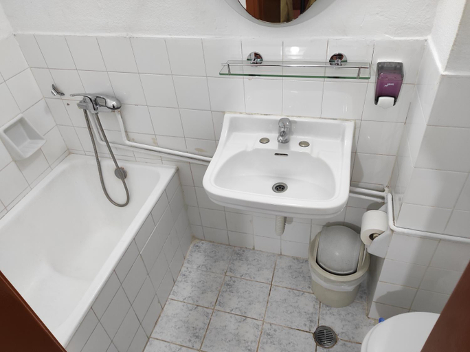 Bathroom 5, Hotel Lido, Attica