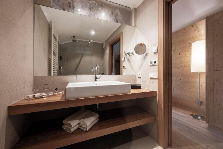 Bathroom 4, Dolomites Nature Hotel Vigilerhof, Bolzano