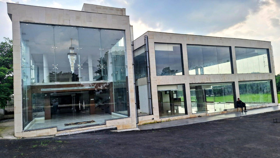 Exterior & Views