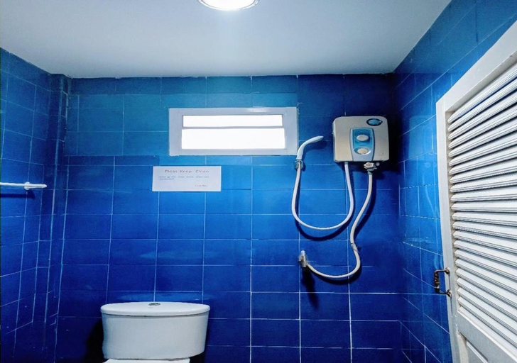Bathroom 4, Golden Bee Phi Phi , Mueang Krabi