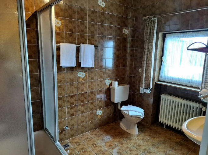 Bathroom 4, Hotel Hirsch, Odenwaldkreis