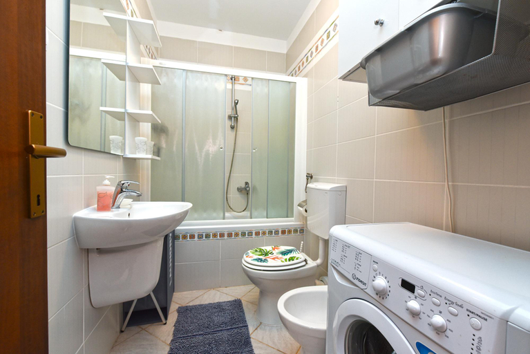 Bathroom 4, Apartment 1787, Bale