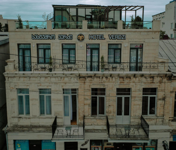 Exterior & Views