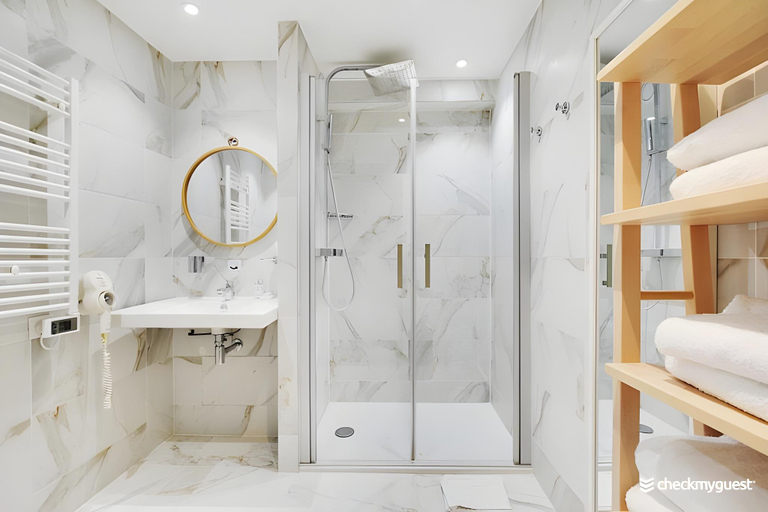 Bathroom 3, Cozy apartment - 1BR4P Montmartre Sacre Coeur, Paris