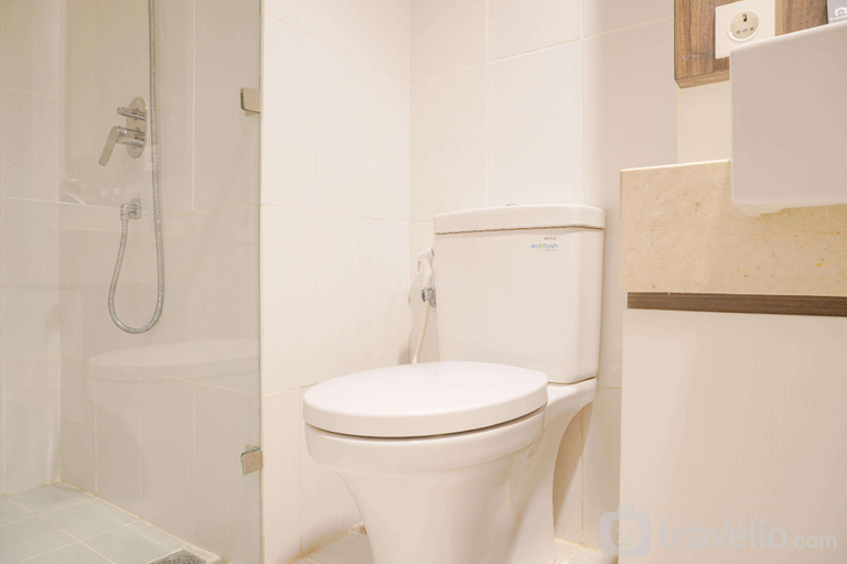Bathroom 4, Comfort Modern 2BR at Samara Suites By Travelio, Jakarta Selatan