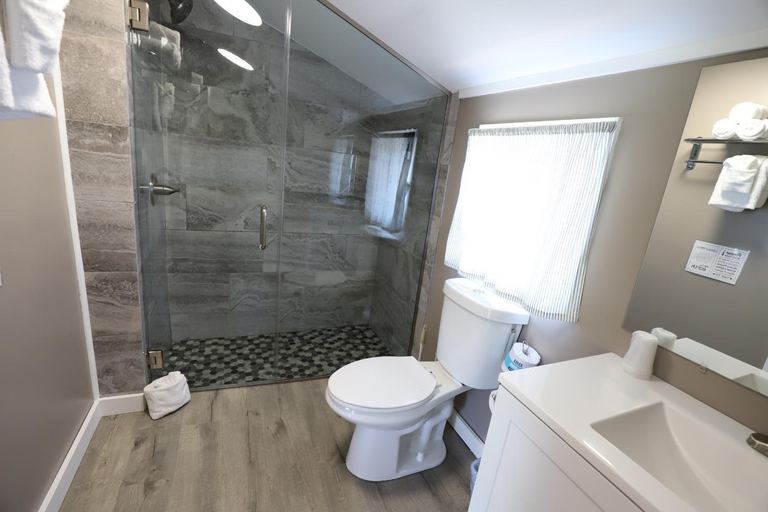 Bathroom 3, Lakeside Resort, Schuyler