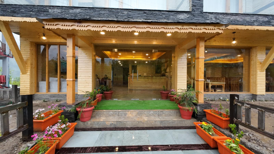 Exterior & Views