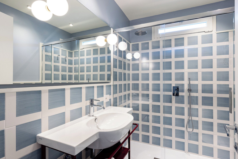 Bathroom 5, Hotel Plaza, Napoli