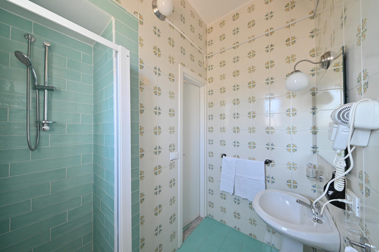 Bathroom 4, Albergo Atlantic, Napoli