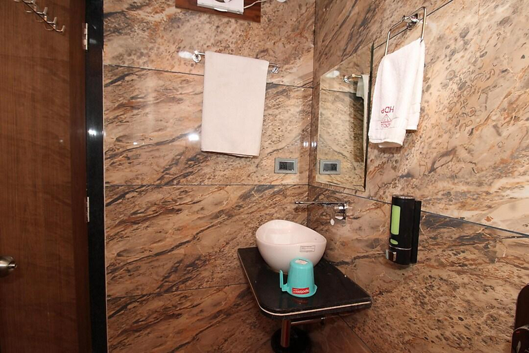 Bathroom, Hotel Diamond Palace, Bhopal