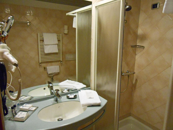 Bathroom 5, Hotel Sportsman, Verona