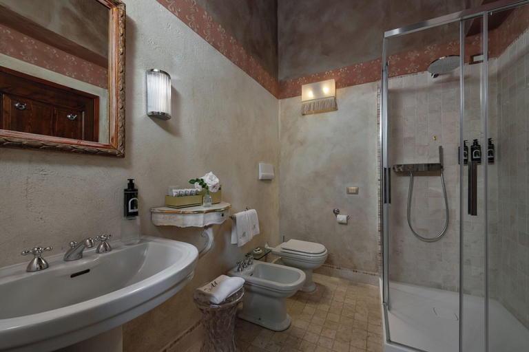 Bathroom 4, La Magioca, Verona