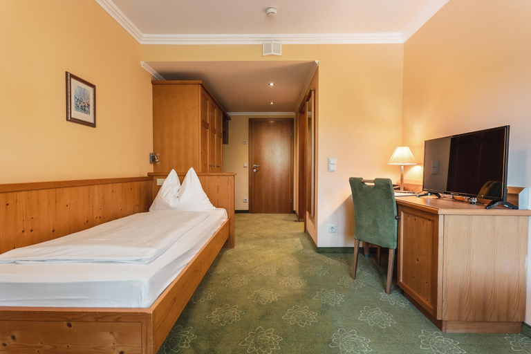 Bedroom 3, Hotel Seerose, Salzburg Umgebung