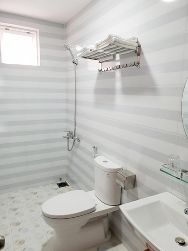 Bathroom 4, Khách sạn Quy Nhơn Center, Qui Nhơn