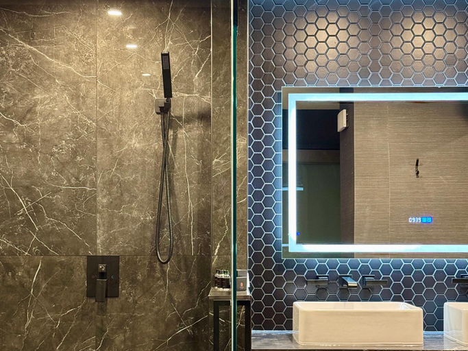Bathroom 5, Carriage House Hotel & Conference Centre, Division No. 6