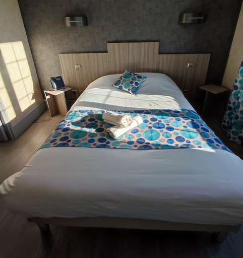 Bedroom, Hotel La Croix Verte, Mayenne