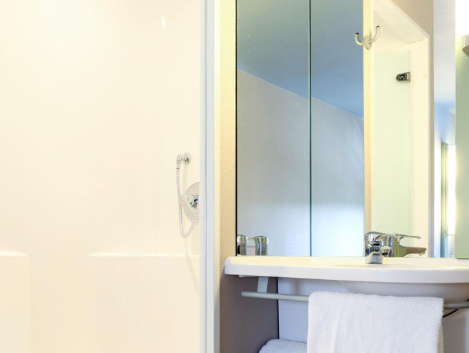 Bathroom 5, Ibis Budget Duisburg City, Duisburg