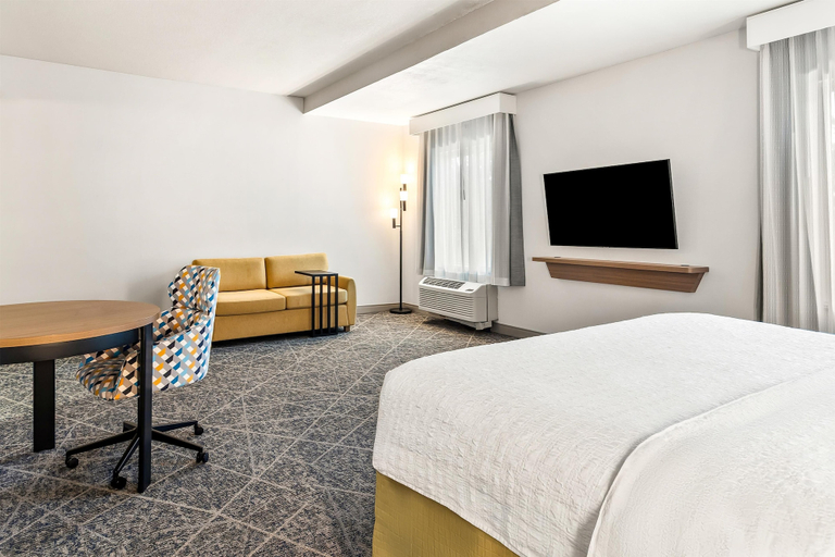 Bedroom 3, Hampton Inn & Suites Merced, Merced