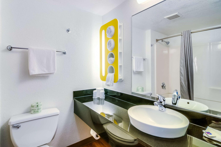 Bathroom 4, Motel 6 Arlington Heights, Il-Chicago North Centra, Cook