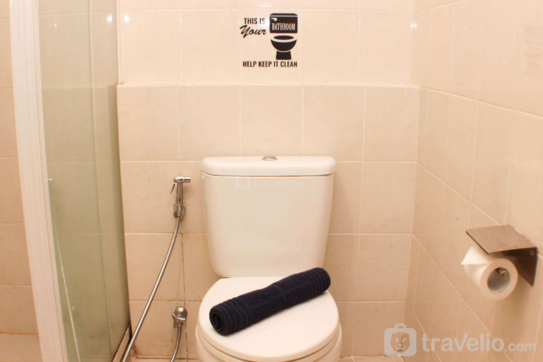 Bathroom 3, Location Comfy 2BR Thamrin Residence By Travelio, Central Jakarta