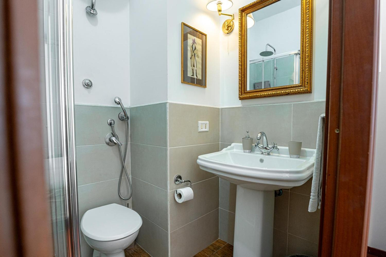 Bathroom 5, Al Ponte del Papa Bed and Breakfast, Rome