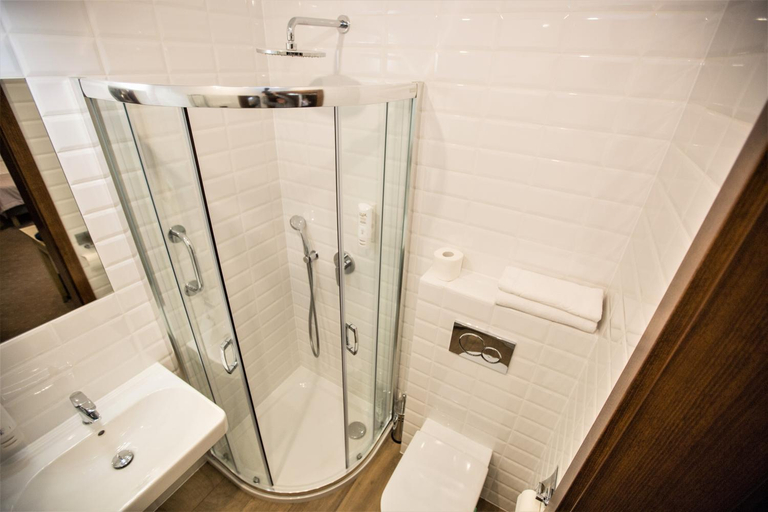 Bathroom 3, Hotel i Restauracja Pod Szyszkami, Krotoszyn
