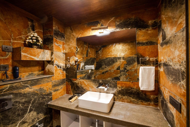 Bathroom 4, Jannat Resort & Spa, Kullu