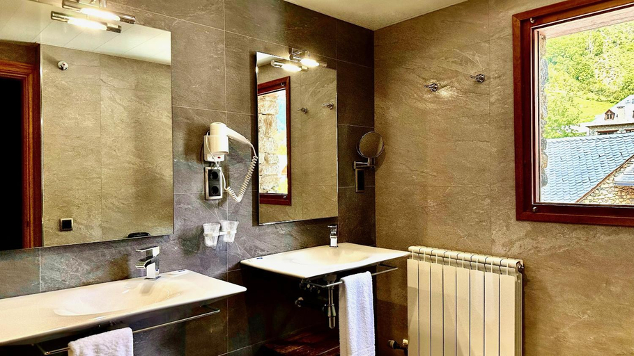 Bathroom, Hotel L'Aut, Lleida