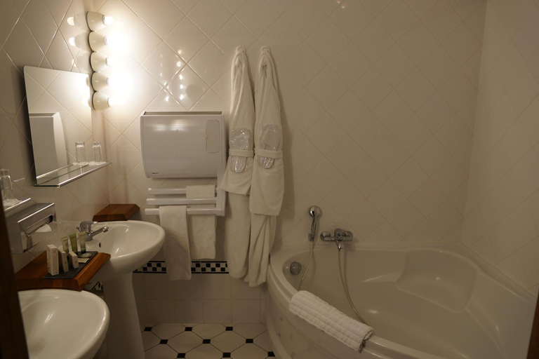 Bathroom 4, Chateau De La Caze Piscine & Spa - Ste Enimie, Lozère