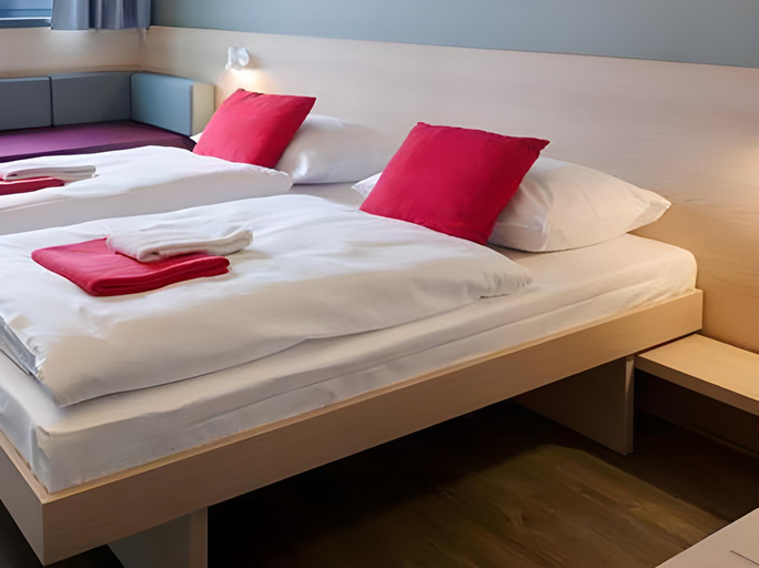 Bedroom 3, MEININGER Hotel Berlin Airport, Berlin