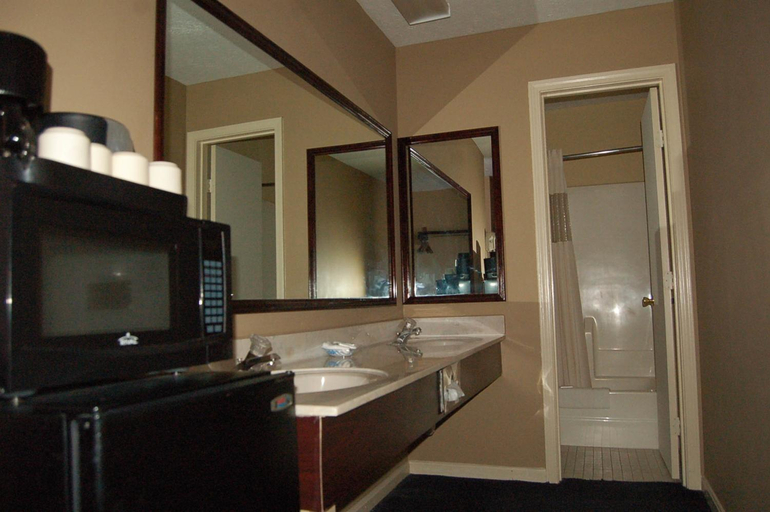 Bathroom 2, Golden Manor Inn & Suites, Meade