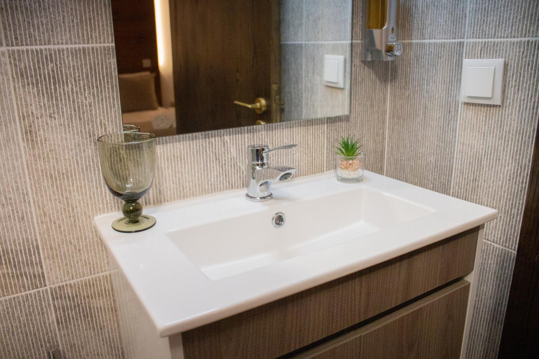 Bathroom 5, Golden Mirror, Lamego