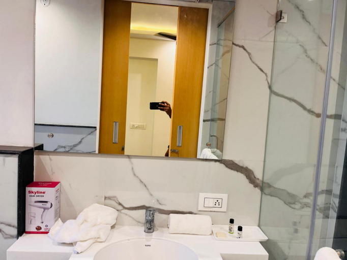 Bathroom 5, Grand Anukampa Suites with Bar & Pool, Jaipur