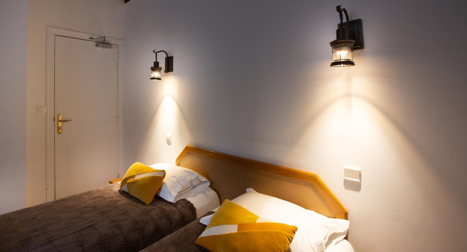 Bedroom 2, Hotel Leonard de Vinci II, Paris