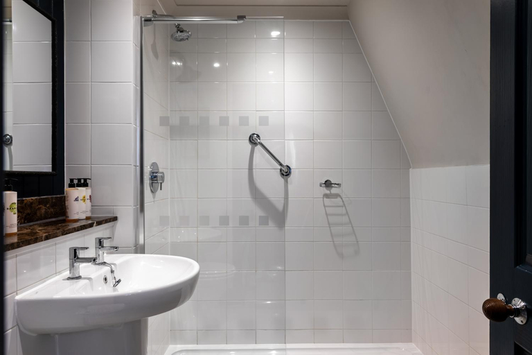 Bathroom 2, The Brewers Inn, London