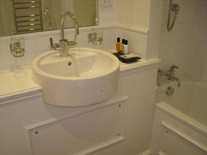 Bathroom 5, Annandale Arms Hotel, Dumfries and Galloway