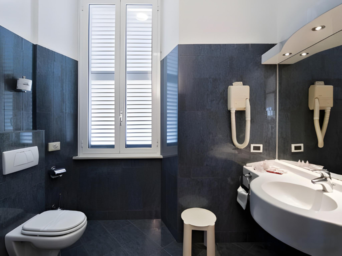 Bathroom 4, Hotel Della Torre Argentina, Rome