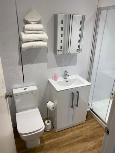 Bathroom 4, The Fountain Hotel, North Yorkshire