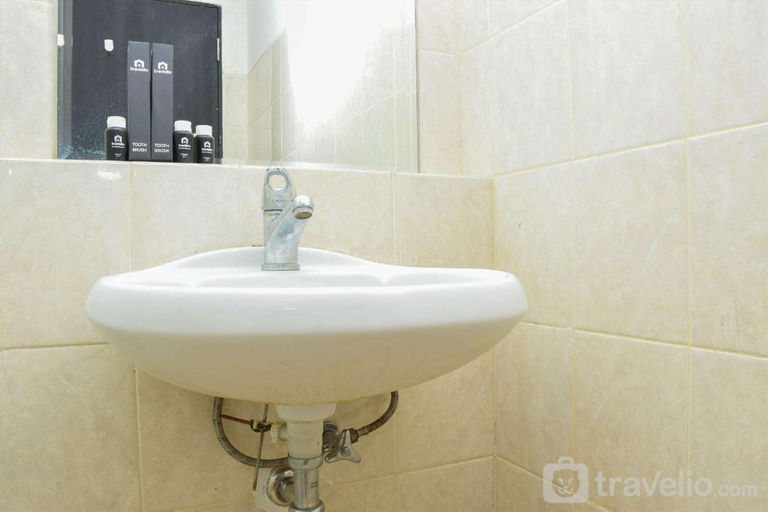 Bathroom 3, Nice & Homey 1BR at The Wave Apartment By Travelio, Jakarta Selatan