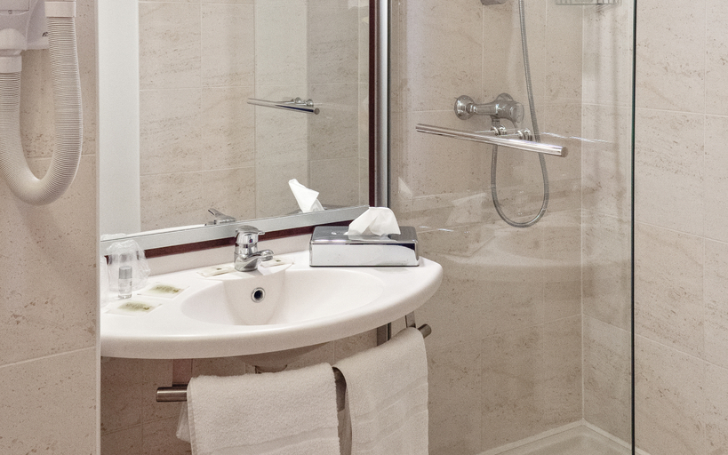 Bathroom 3, BRIT HOTEL CHATEAUDUN, Eure-et-Loir