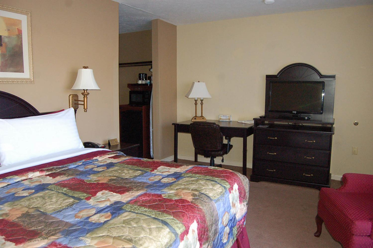 Bedroom 1, Golden Manor Inn & Suites, Meade