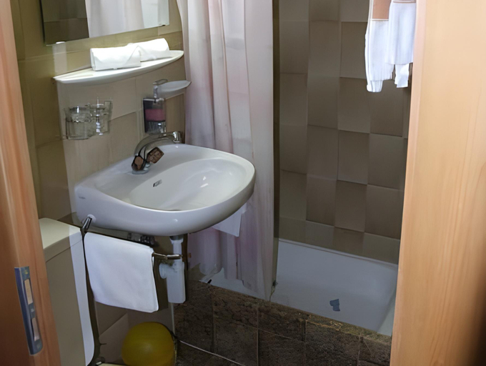 Bathroom 4, Hotel Mira, Surselva