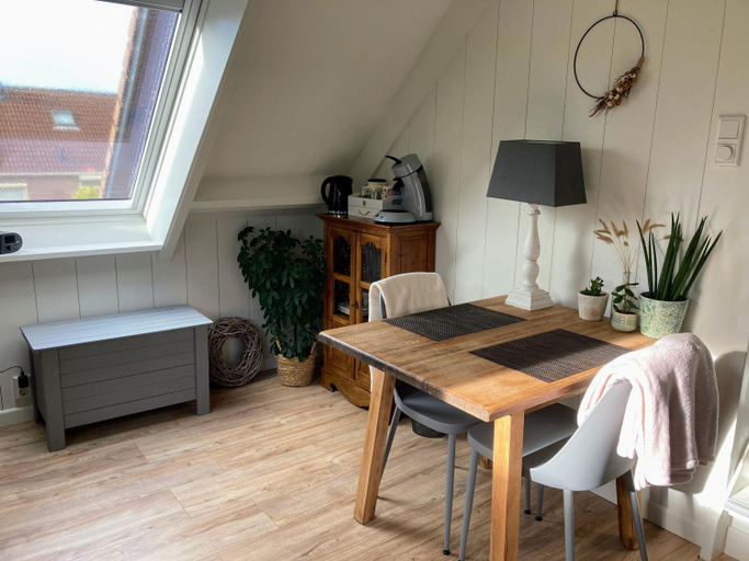 Others 5, bed bij zee, Veere