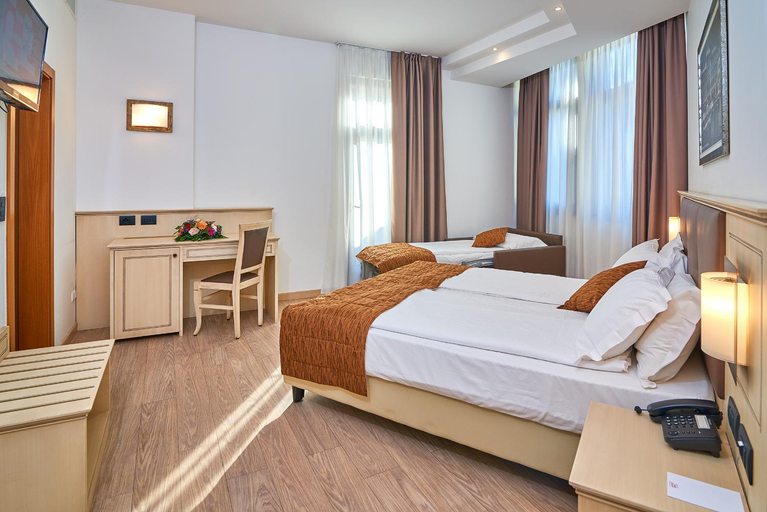 Bedroom, Hotel Europa - Skypool & Panorama, Trento