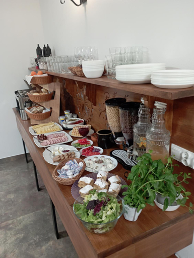 Food & Drinks