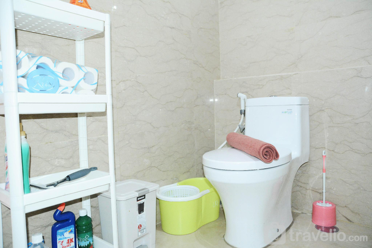 Bathroom 5, Comfy 1BR L'Avenue Apartment By Travelio, South Jakarta